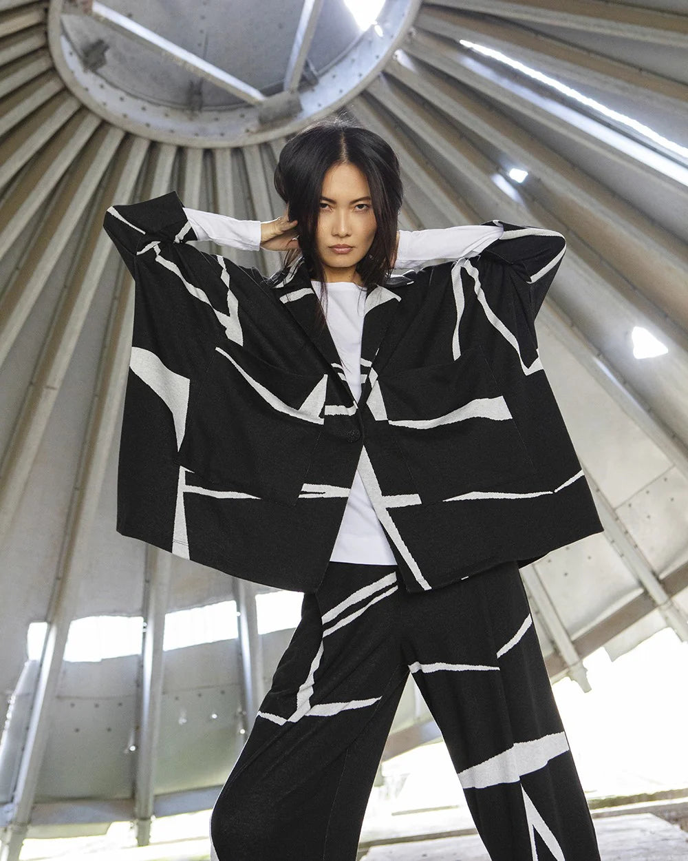 Ozai Black/White Mirrors Oversized Button Jacket 755300